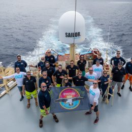 The Ocean Cleanup plásticos eliminados del mar voluntarios y trabajadores